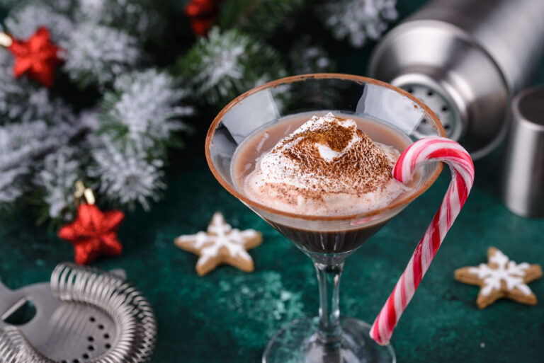 Weihnachtsfeier Catering: Cocktail mit Zuckerstange und Zimt.