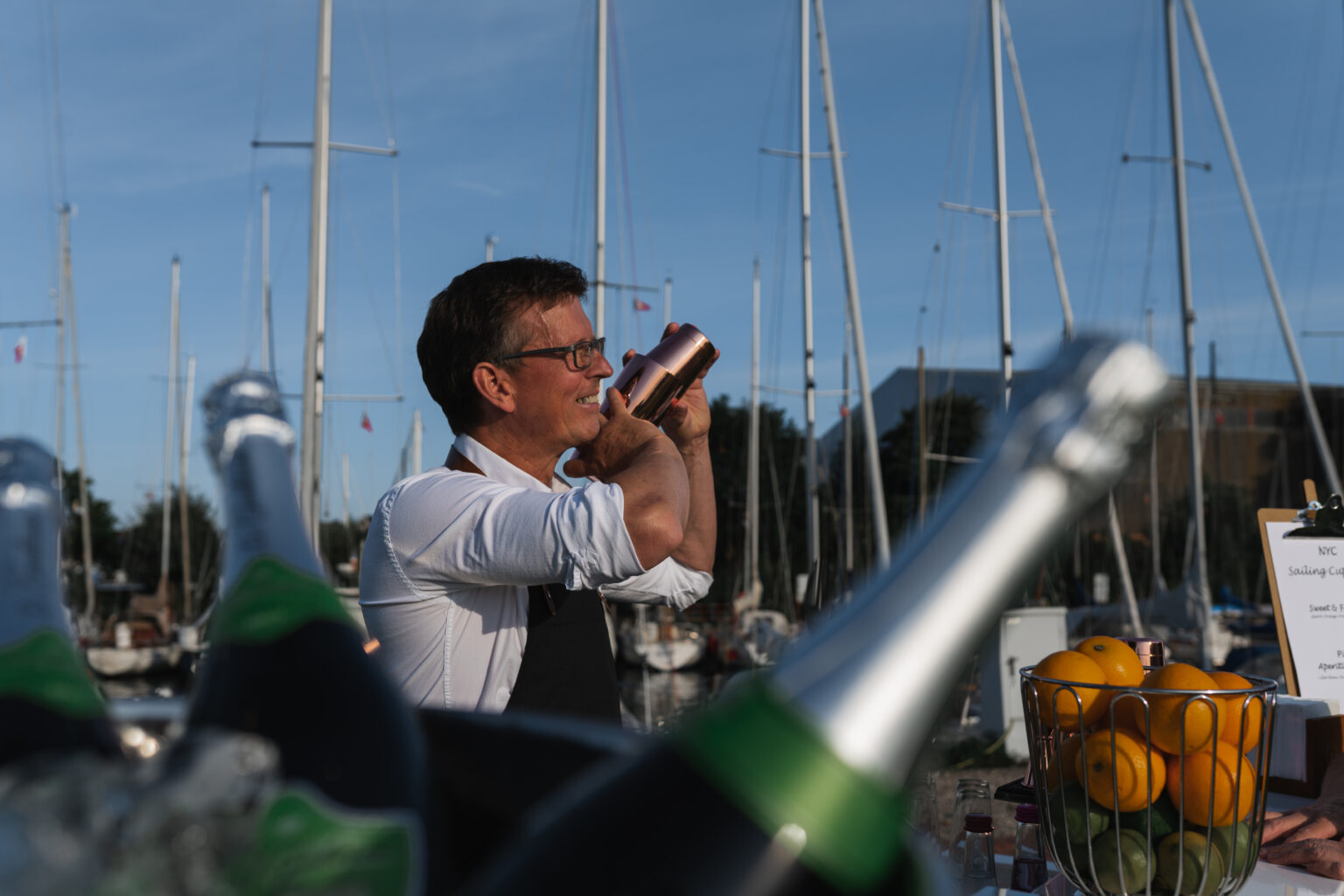 Marcus Robens von gustofino am Cocktails shaken